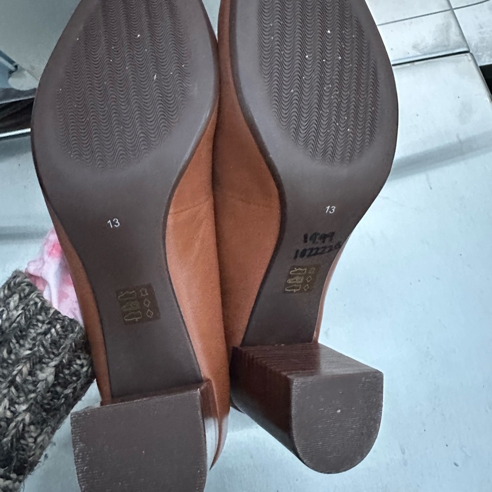 Classic Women's Brown Leather Block Heel Pumps - Picture 2 of 8